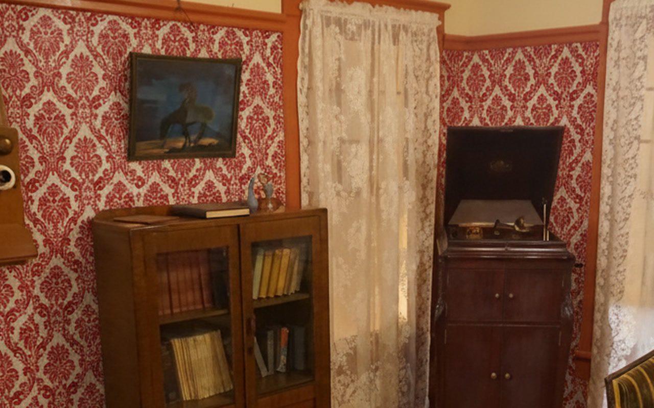 Victory Damask Flocked Velvet by Phillipe Romano, rendered onto a 1928 American living-room period set (source: The Grace Museum, Wikimedia Commons, public domain)